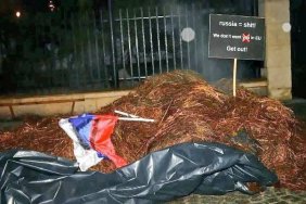 У Польщі активісти висипали купу гною під будинком російського посла у Варшаві
