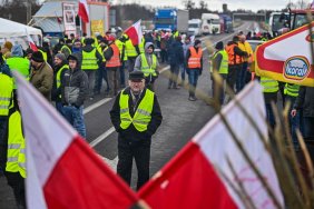 Польські фермери продовжують блокаду українського кордону: у чергах стоять 2200 фур