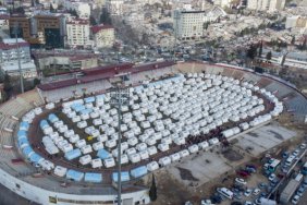 В Турции устанавливают десятки тысяч палаток для людей, потерявших жилье