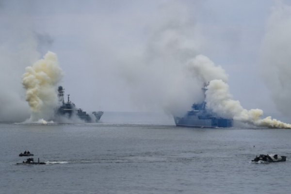 Росія тримає два кораблі з 