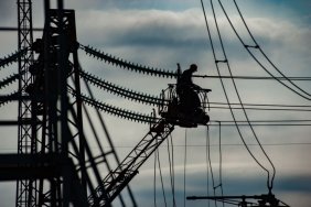 Україна зіткнулася з дефіцитом електроенергії: застосовуються графіки відключення світла для бізнесу та промисловості