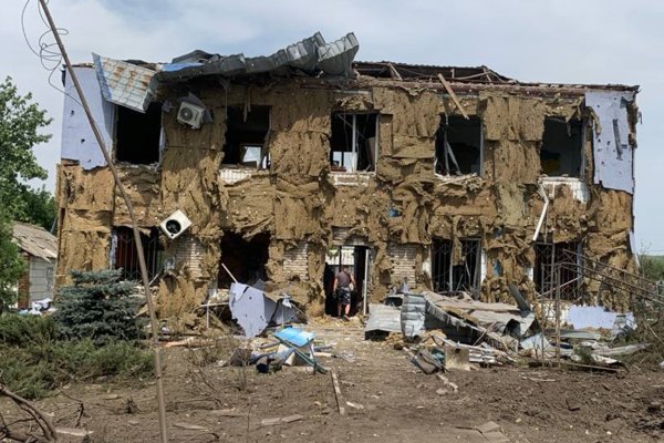 Росіяни завдали удару по селу Комар Донецької області: є загибла і поранені