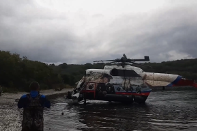 З дна Курильського озера підняли вертоліт, що впав у водойму з туристами на борту