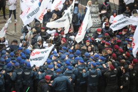 Під Верховною Радою тривають бійки