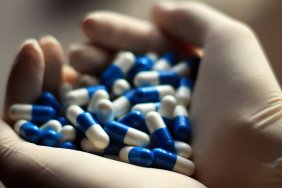 Україна отримала першу партію таблеток "Молнупіравір" від COVID-19