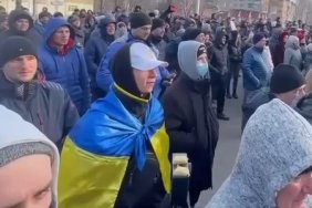У Мелітополі люди вийшли під захоплену РДА з вимогою відпустити викраденого окупантами мера