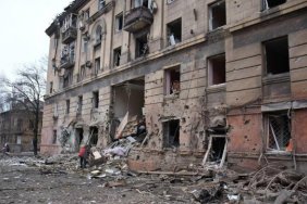 Маріуполь в облозі: окупанти обстрілюють місто з авіації, кораблів та реактивної артилерії