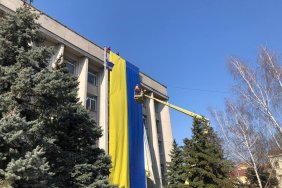 У тимчасово захопленому Херсоні на міськраді вивісили величезний Прапор України