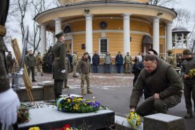 Зеленський та Єрмак вшанували пам'ять Героїв Крут  