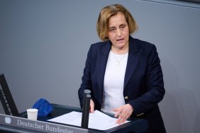 Німецького опозиціонера вимазали фекаліями прямо під час виступу