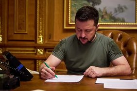 Зеленський підписав закони про подовження мобілізації та воєнного стану в Україні