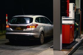 Автогаз подорожчав і зникає з АЗС в Україні через блокаду польського кордону