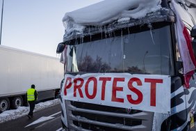 Пункт пропуску "Дорогуськ - Ягодин": пропускають лише кілька вантажівок на годину