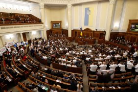 Через питання Безуглої в Раді заблокували трибуну: спікер закрив засідання