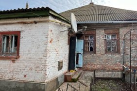 Обстріл Нікополя: рятувальники показали відео евакуації пораненого чоловіка