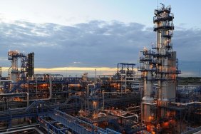 Масштабна пожежа на нафтозаводі в Росії в Омську: причини невідомі