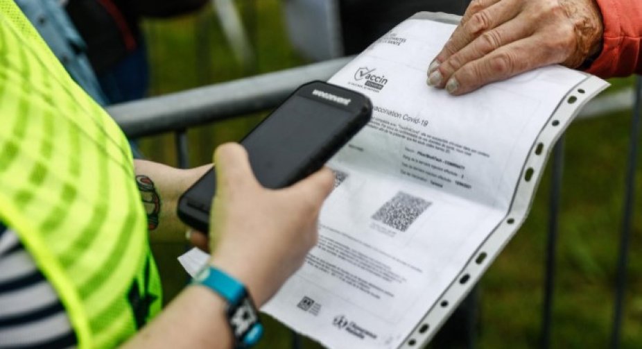 У Франції почали діяти COVID-перепустки для відвідування ресторанів і поїздок в транспорті