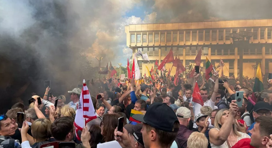  У Литві бунти проти ковід-паспортів. У столиці країни поліція розігнала мітинг сльозогінним газом.
