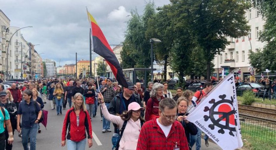 У Берліні тисячі людей протестували проти COVID-обмежень