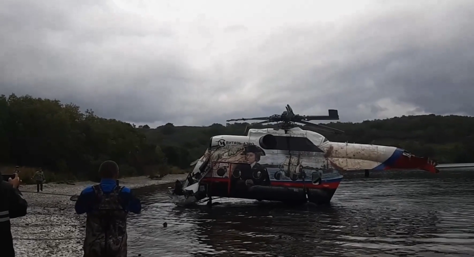 З дна Курильського озера підняли вертоліт, що впав у водойму з туристами на борту