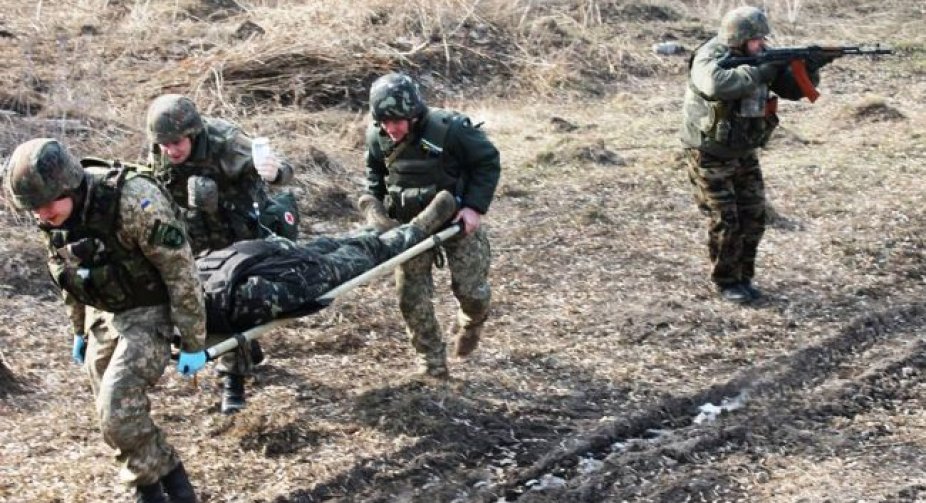 Бойовики обстріляли українських військових на Донбасі, троє дістали поранення