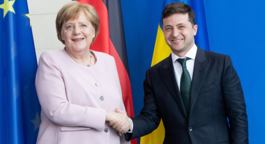 Президент України нагородив Меркель орденом Свободи за допомогу в боротьбі з РФ