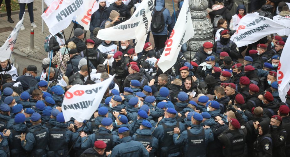 Під Верховною Радою тривають бійки
