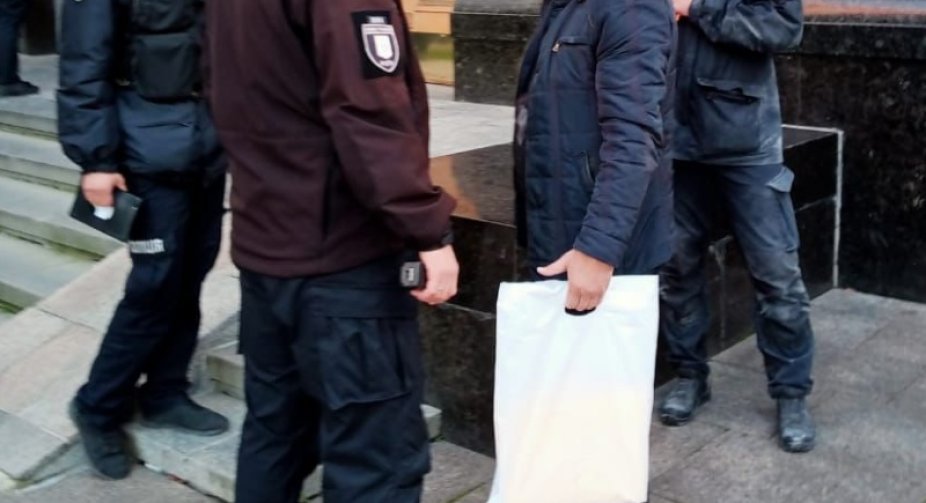 У будівлі Офісу Президента чоловік намагався спалити себе