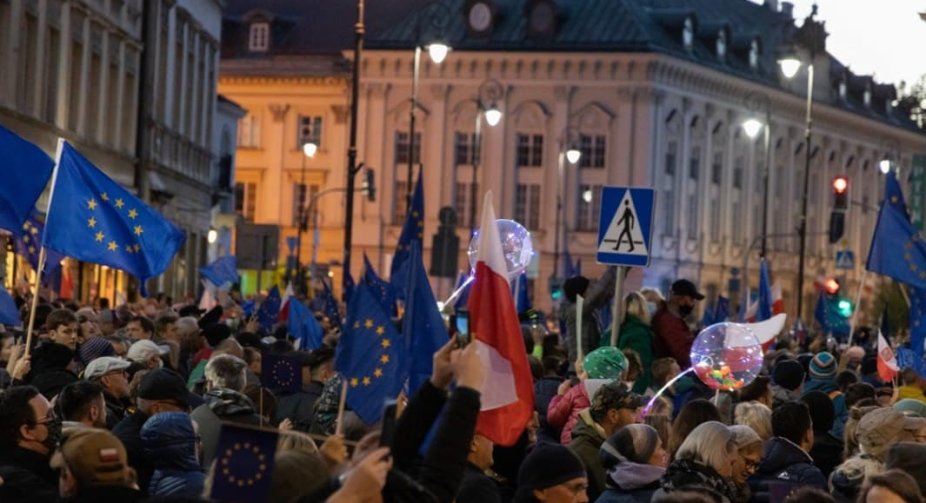 Десятки тисяч поляків вийшли на мітинги проти потенційного виходу Польщі з ЄС