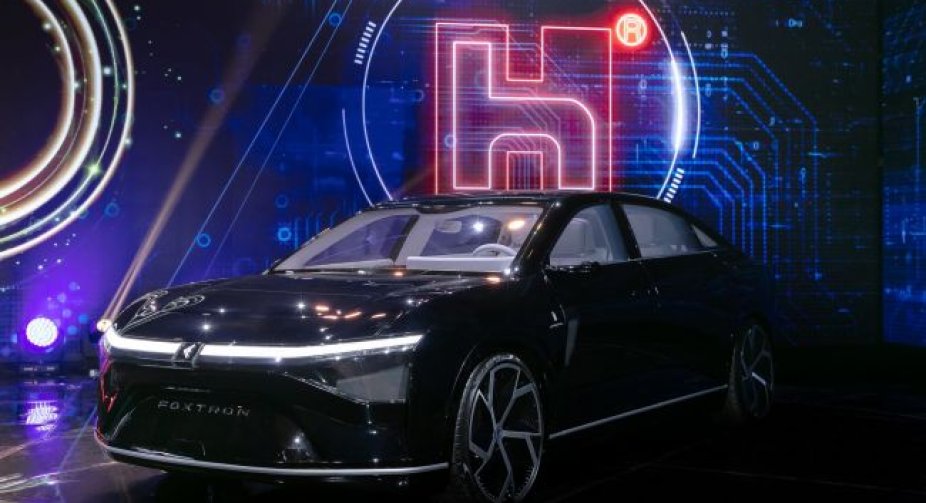 Найбільший виробник iPhone представив три електромобіля