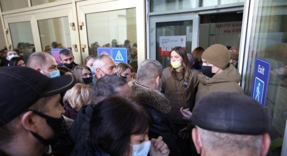 Electronic queue failure: Crowd storms vaccination center in Kyiv IEC