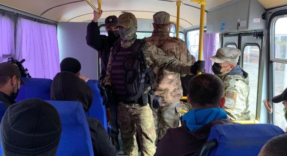 Поліція знову затримала 19 кримських татар біля суду у Сімферополі. Серед них – жінки – Кримська солідарність