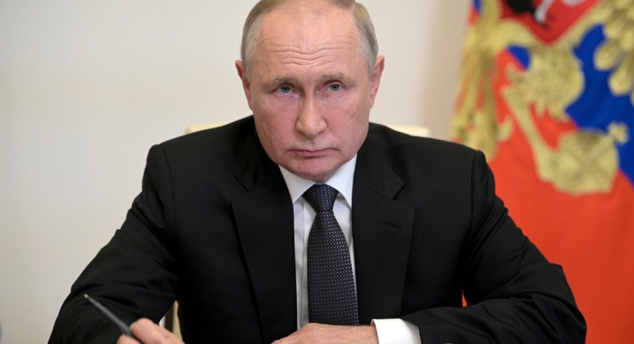 Можемо подивитися на нього в бінокль або приціл - Путін про корабель США в Чорному морі 