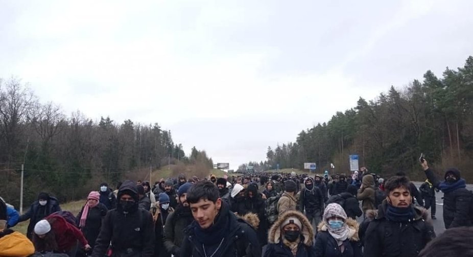 Сотні мігрантів у Білорусі йдуть до Польщі, їх супроводжують силовики