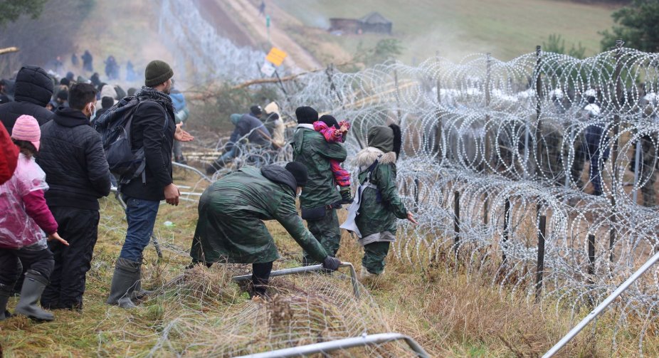 Migrants again try to break into Poland
