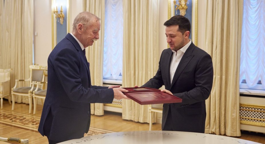 Зеленський вручив композитору Покладу орден