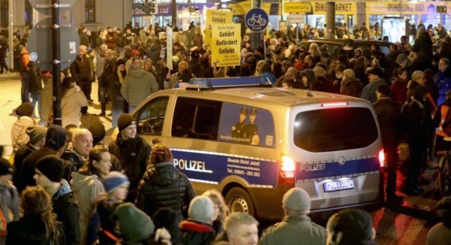 У Німеччині відбулися багатотисячні протести проти ковидних обмежень та обов'язкової вакцинації