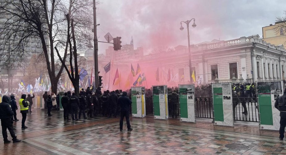 ФОПи протестують під Радою. Сталась бійка, в хід пішли файєри