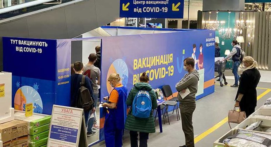 Після новорічної перерви в Україні відновили вакцинацію від COVID-19