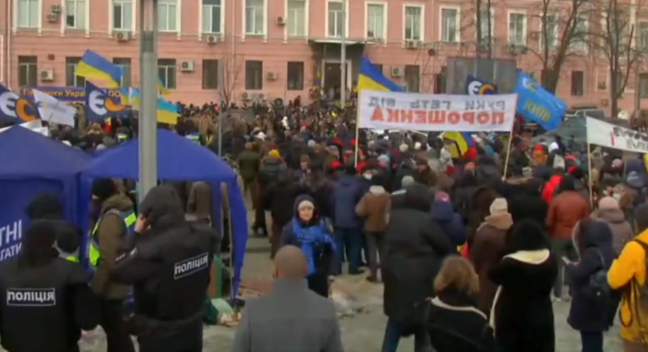 Обрання запобіжного заходу для Порошенка: під судом сталася сутичка