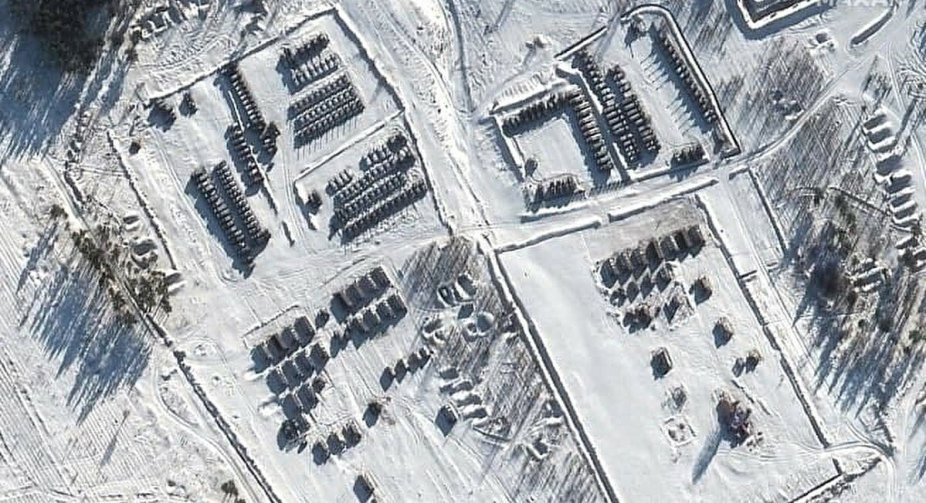 Опубліковано супутникові фото російських військ на кордоні України