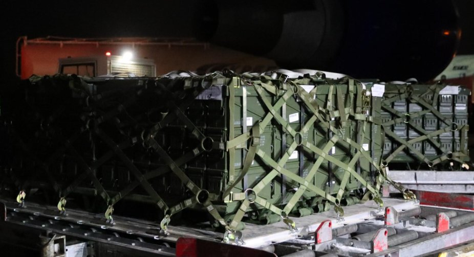 В Україну прибула військова допомога із США: на борту літака 90 тонн летальної зброї