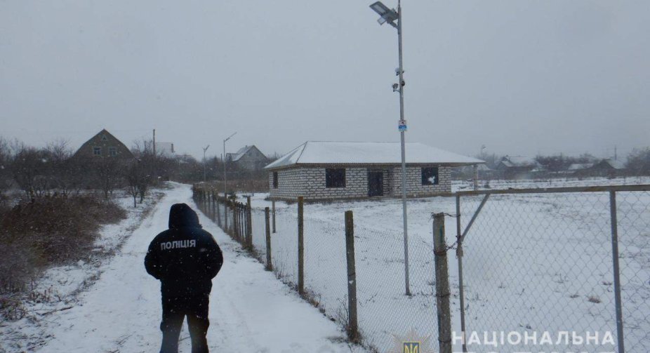 Під Одесою чоловік повісив муляжі гранат на електроопори
