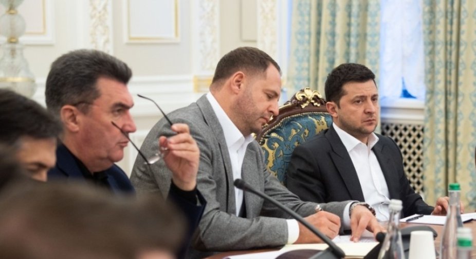 РНБО ввела санкції проти телеканалу "НАШ": головне із засідання у Харкові