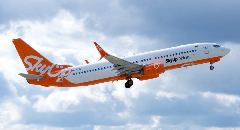 Літак SkyUP не зміг сісти в Києві через заборону вльоту в авіапростір України. Українців повернуть додому автобусами