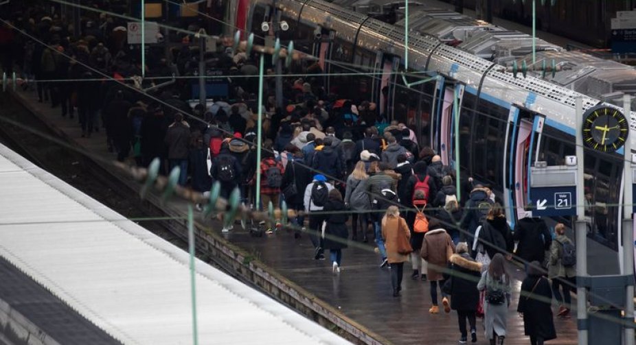 У Парижі не працюють вісім ліній метро через страйк працівників громадського транспорту