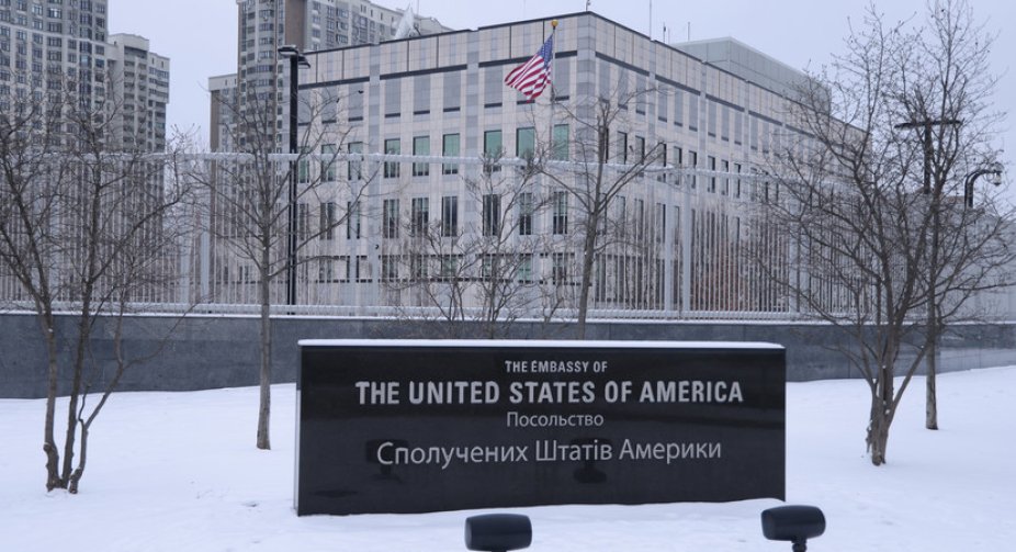 США вивозять дипломатів з України до Польщі - Bloomberg