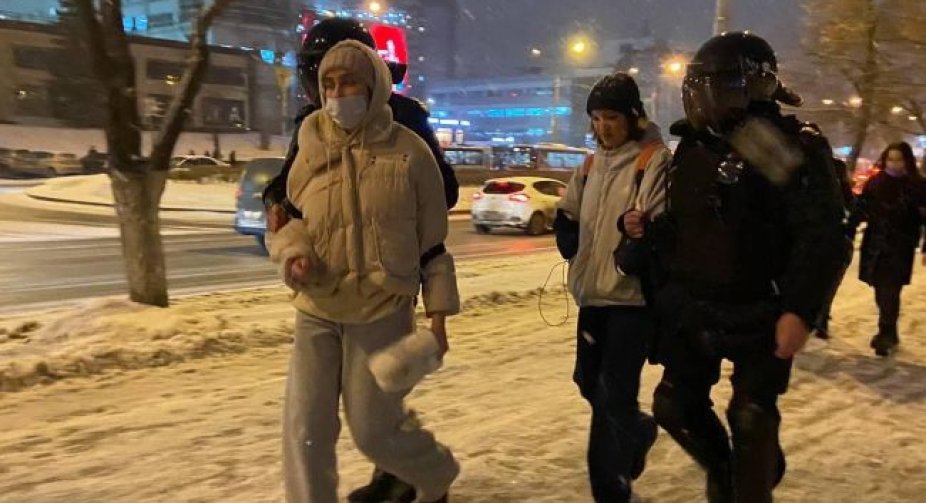 У Росії відбуваються пікети проти війни в Україні. Їх учасників затримує поліція