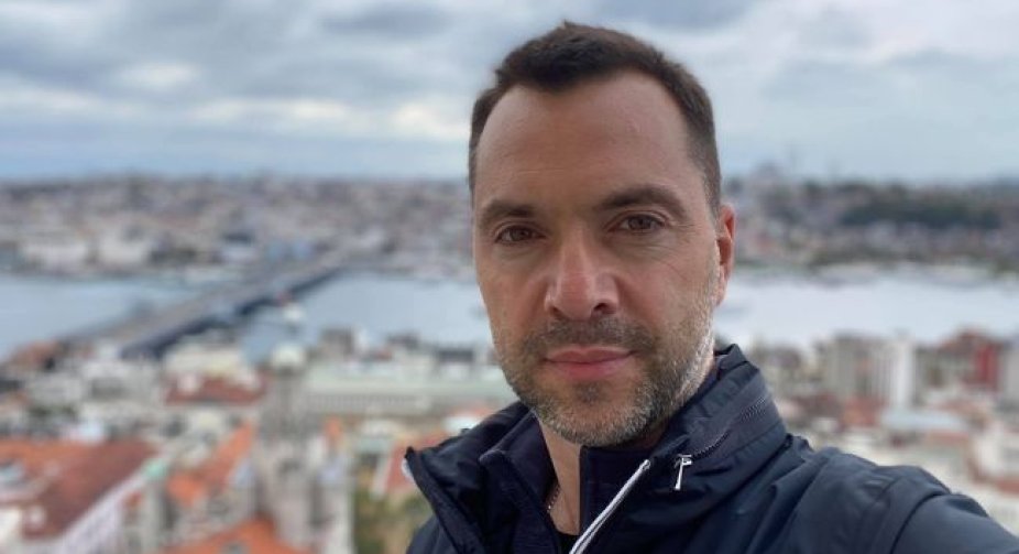 Ситуація у Гостомелі: Арестович спочатку повідомив, що аеродром відбили, а потім уточнив – бій все ще триває