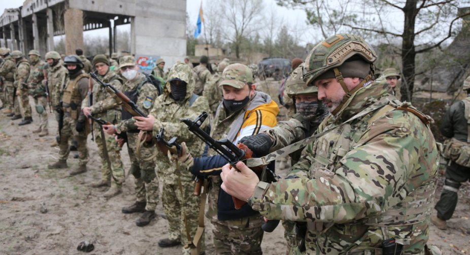 Військовий стан: чоловіків від 18 до 60 років не випускатимуть з України